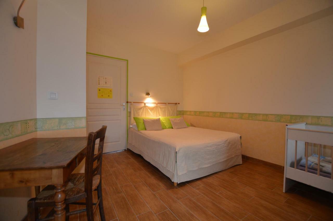 La Roche Bed and Breakfast Saint-Etienne-en-Cogles Esterno foto